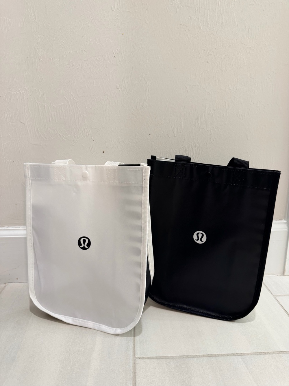 NWT Lululemon Balck and White Graphic Tote Bags, set of 2! Small bags